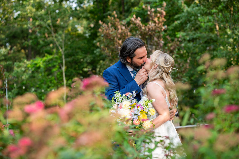 couple kissing in garden wedding