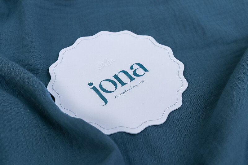 Rond-geboortekaartje-Jona-met-golven-en-letterpress-20