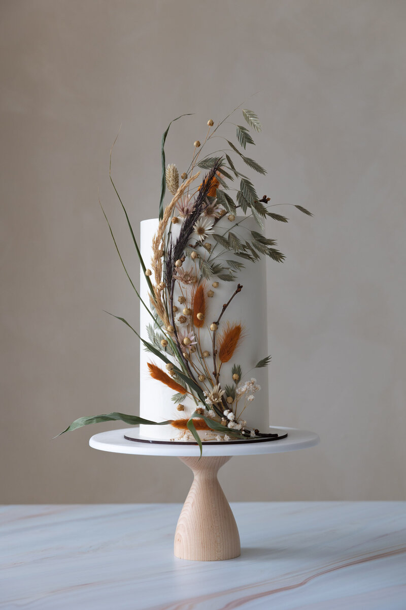 Taart op cake stand met prachtige natuurlijke bloemen. Highlights oranje. Foodstyling Dorien Paymans | Studio Ensō Groningen ©