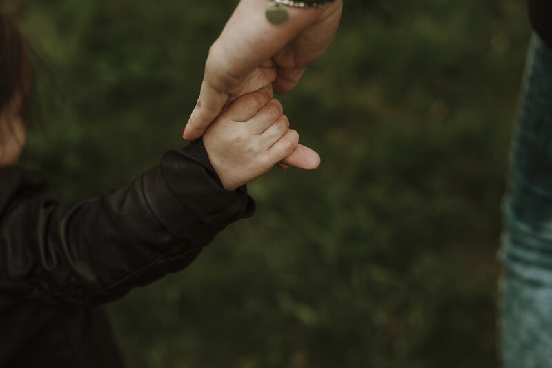 Moeder en dochter hand in hand  tijdens lifestyle fotoshoot in Enkhuizen
