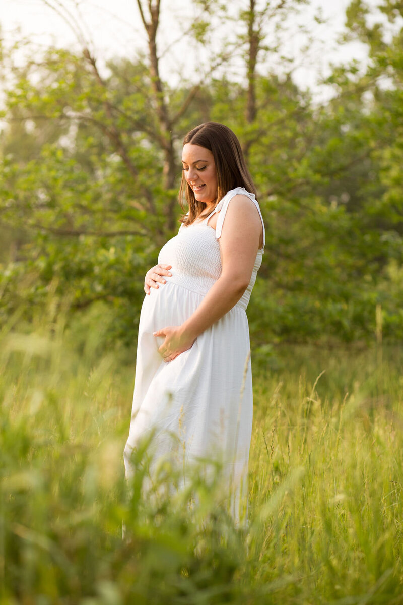 Woman taking maternity photography photos in Sterling Heights MI