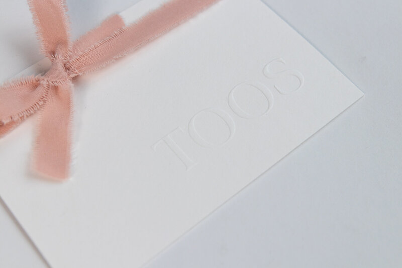 Geboortekaartje-Toos-met-preeg-en-roze-strik-3