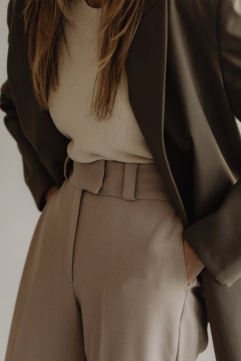 kaboompics_simplistic-sophistication-a-fashion-photoshoot-with-a-stunning-model-in-neutral-minimalist-outfits-30912