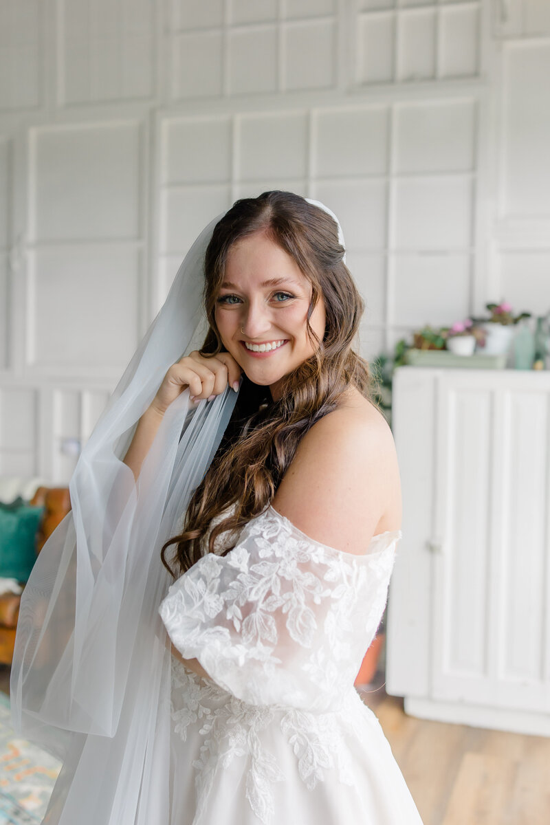 BreezewayBarnsandGardenWeddingPerry,NYKelseeRislerPhotography-Kaiden+Dominique-821