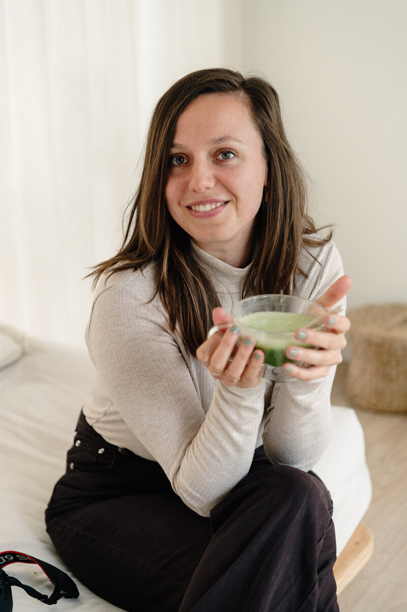 Branding fotograaf Djuli Bravenboer drinkt een matcha latte tijdens haar business shoot