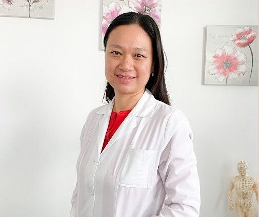 Tranquil therapy room at Tahi Ricart’s acupuncture studio with natural elements and soothing ambiance.