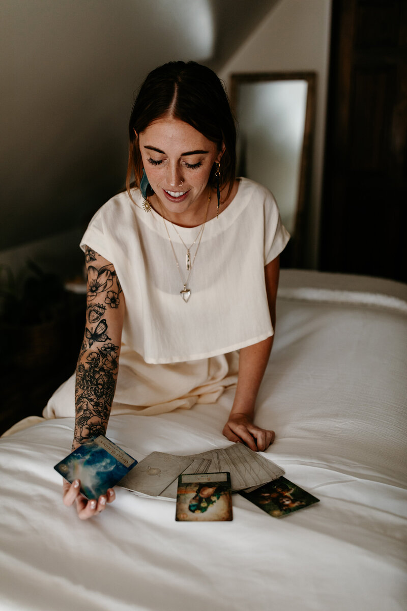 woman-reading-tarot-cards