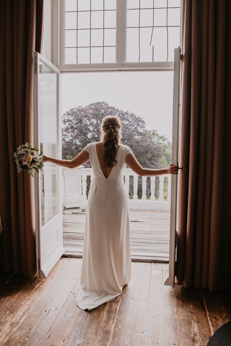 Man en vrouw houden hand vast