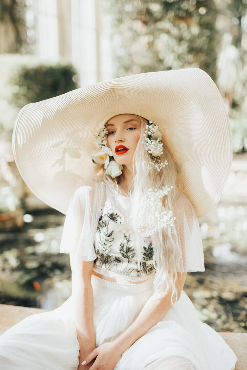 bride wear oversized hat