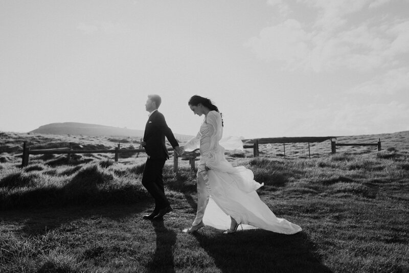 couple taking a walk at flinders cliff in the mornington peninsula outside of Melbourne