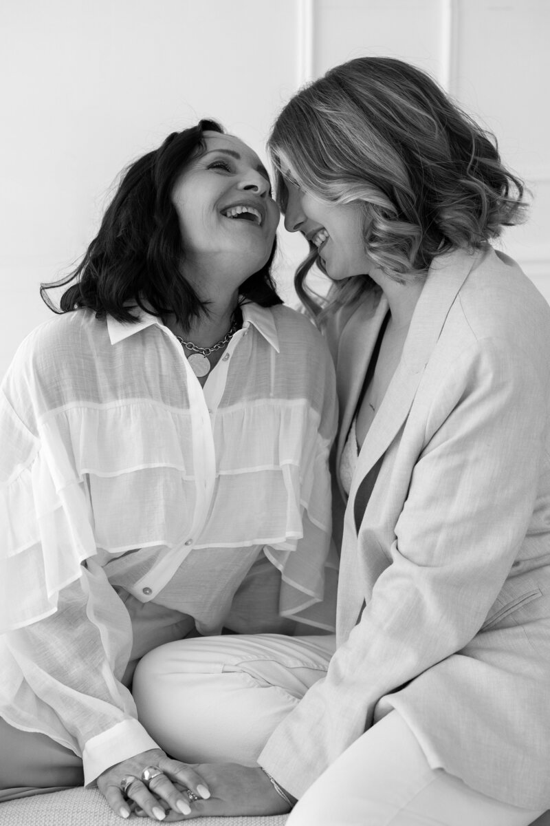 séance photo mère et fille en studio, photo élégante, joyeuse et remplie d'amour