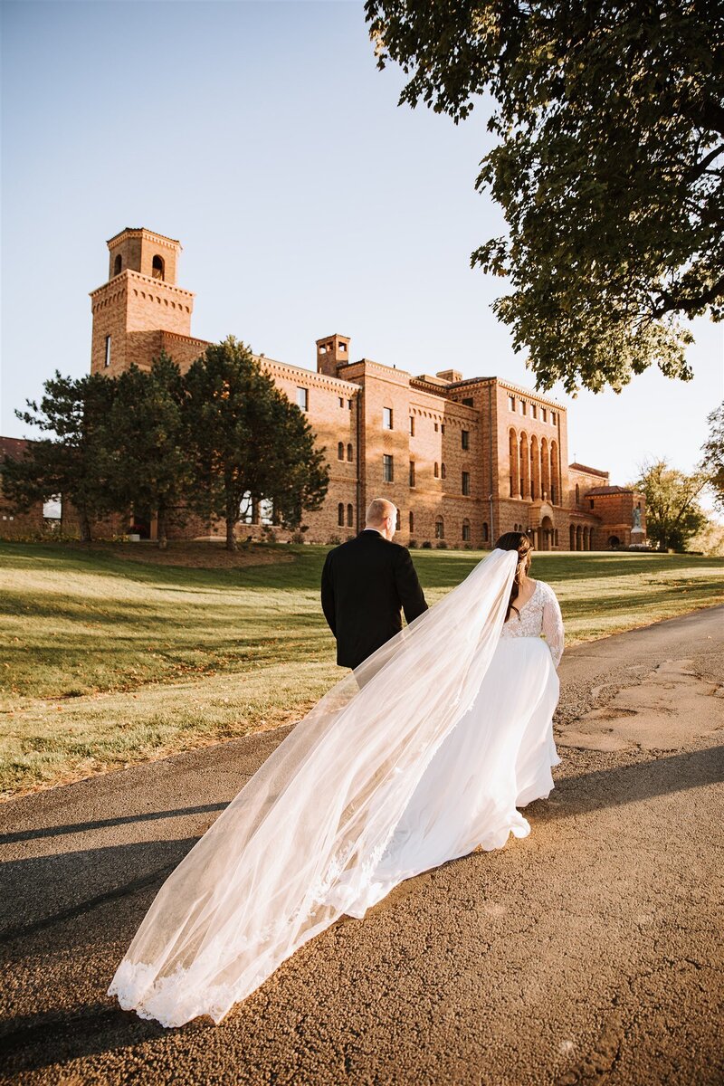 bride-groom-driveway-4