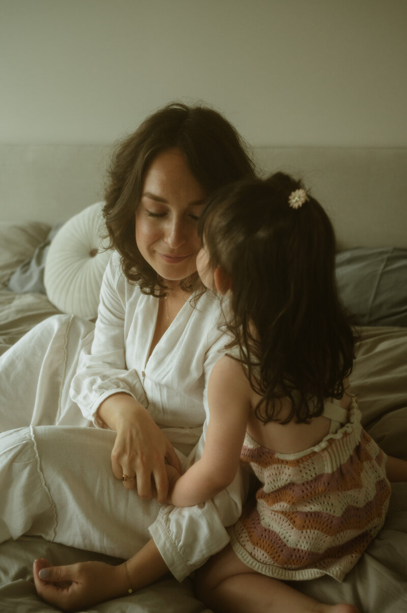 Fotograaf Herentals, intiem, mama, dochter, authentiek, moody, gezin, mommy and me-4