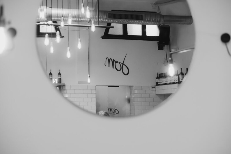 Dom Kitchen Grill Logo im Spiegel fotografiert