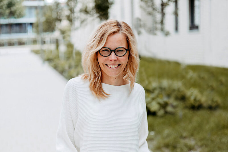 Portrait von Nadine Segler. Inhaberin des 398 Grad Friseur in der Dresdner Altstadt.