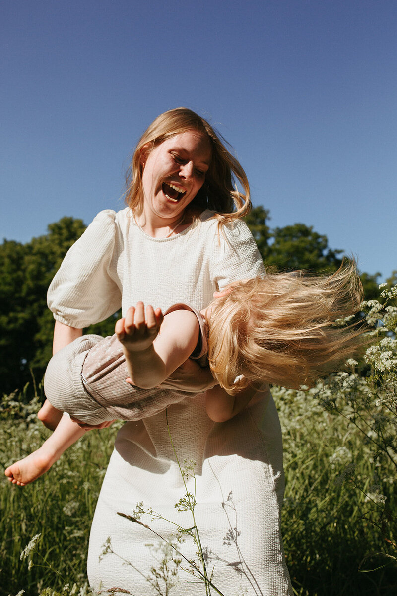 kleiner Junge mit Mutter in inniger Pose
