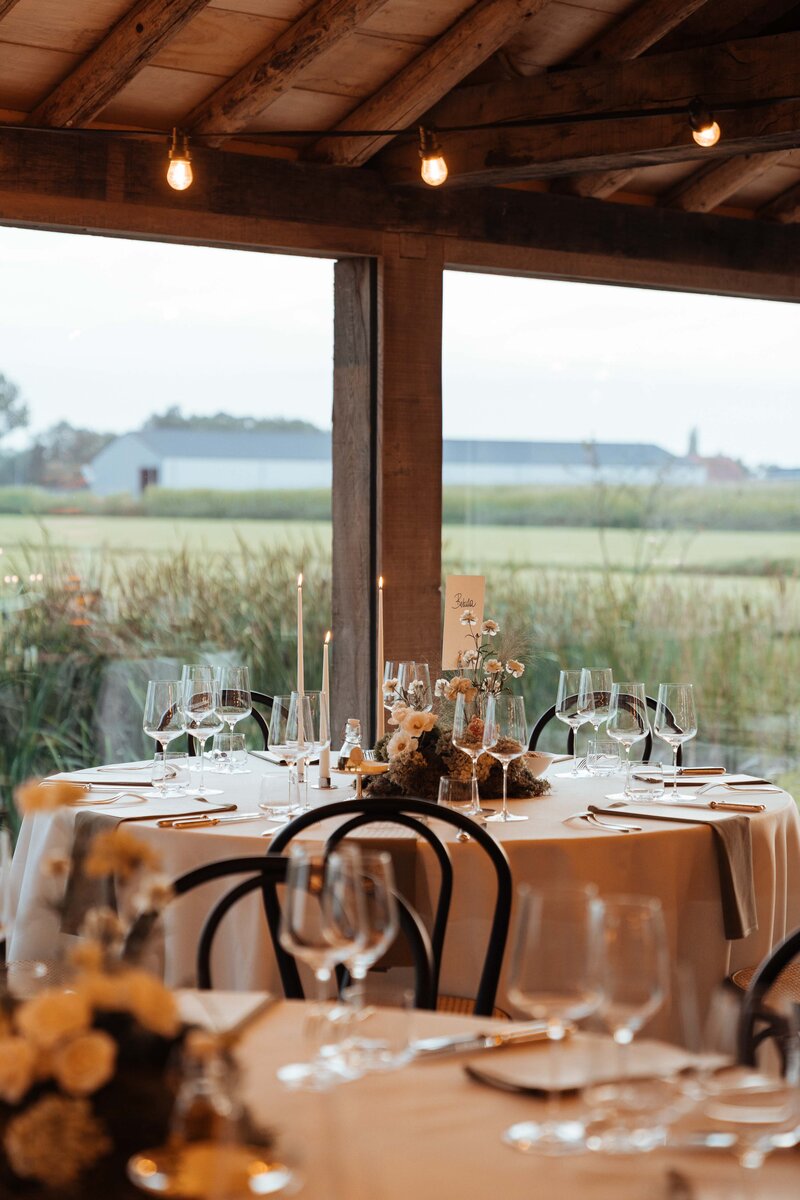 origineel trouwfeest met veel bloemen in West-Vlaanderen in Hoeve Etienne te Maldegem