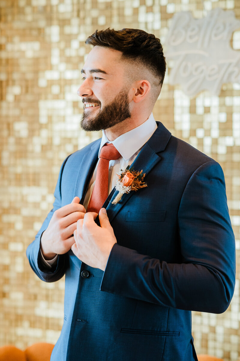 groom getting ready on wedding day – Lake Tahoe wedding photographer Lisa Marie Photographie