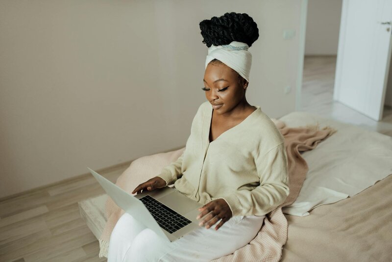 Black woman connecting with Ashay Therapy for virtual therapy sessions across Canada.
