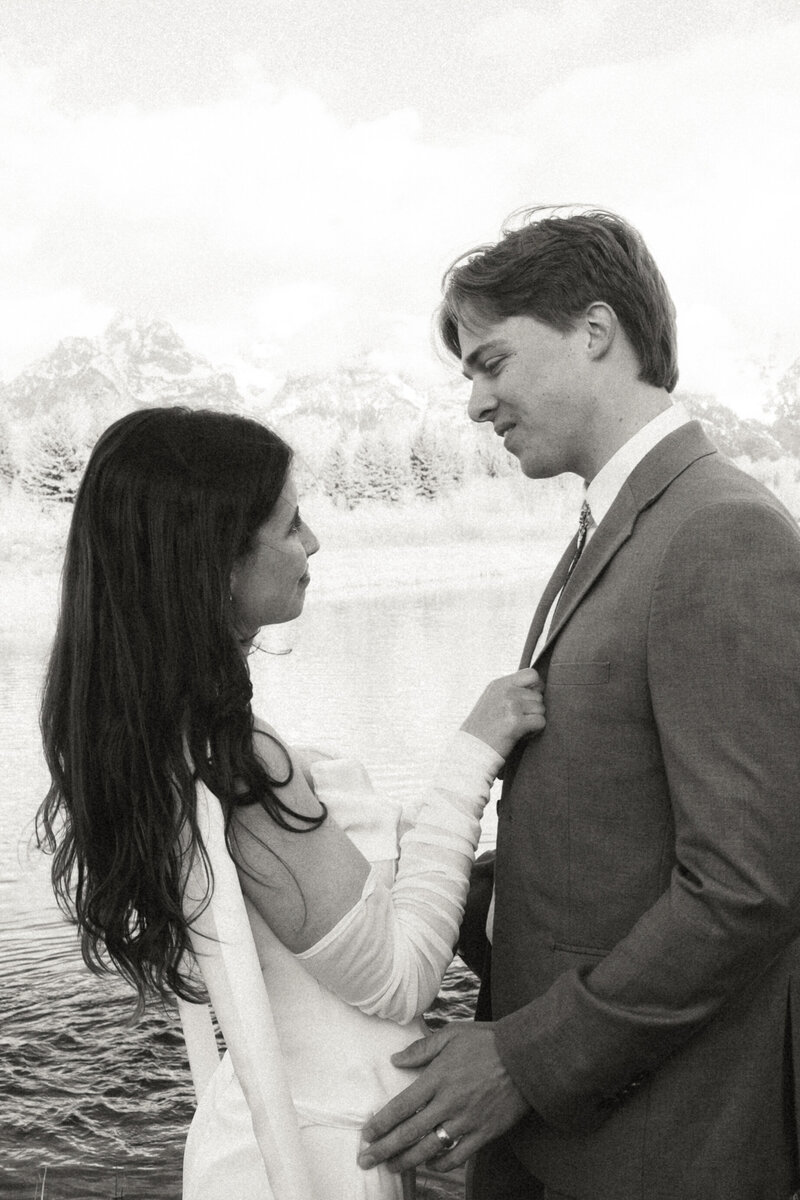 bride and groom kissing and eloping in scotland isle of skye destination.