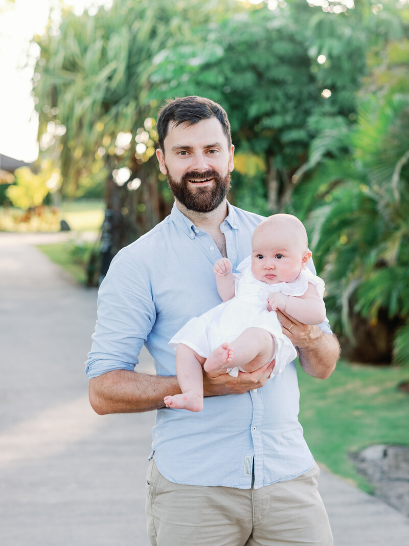 Ethan and his little girl portrait in the garden of Château de la Messardière, family photoshoot St. Tropez