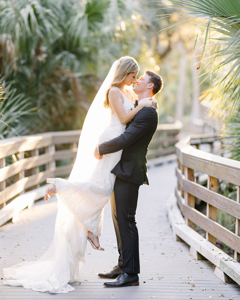 11 Verandah-club-Fort-Myers-florida-wedding-boardwalk-pick-up-kiss-photographer