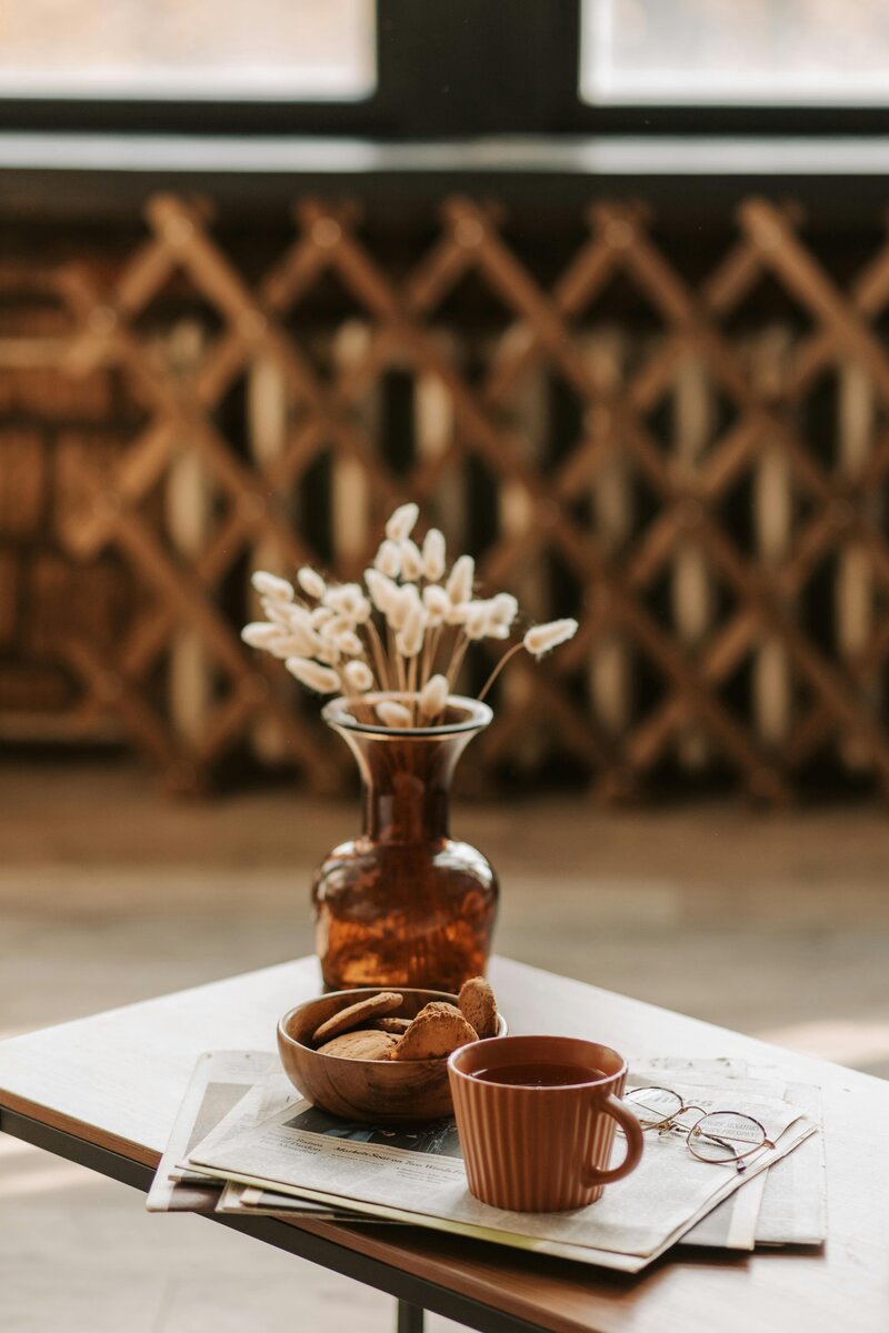 tasse de thé avec des cookies et un bouquet sur une table
