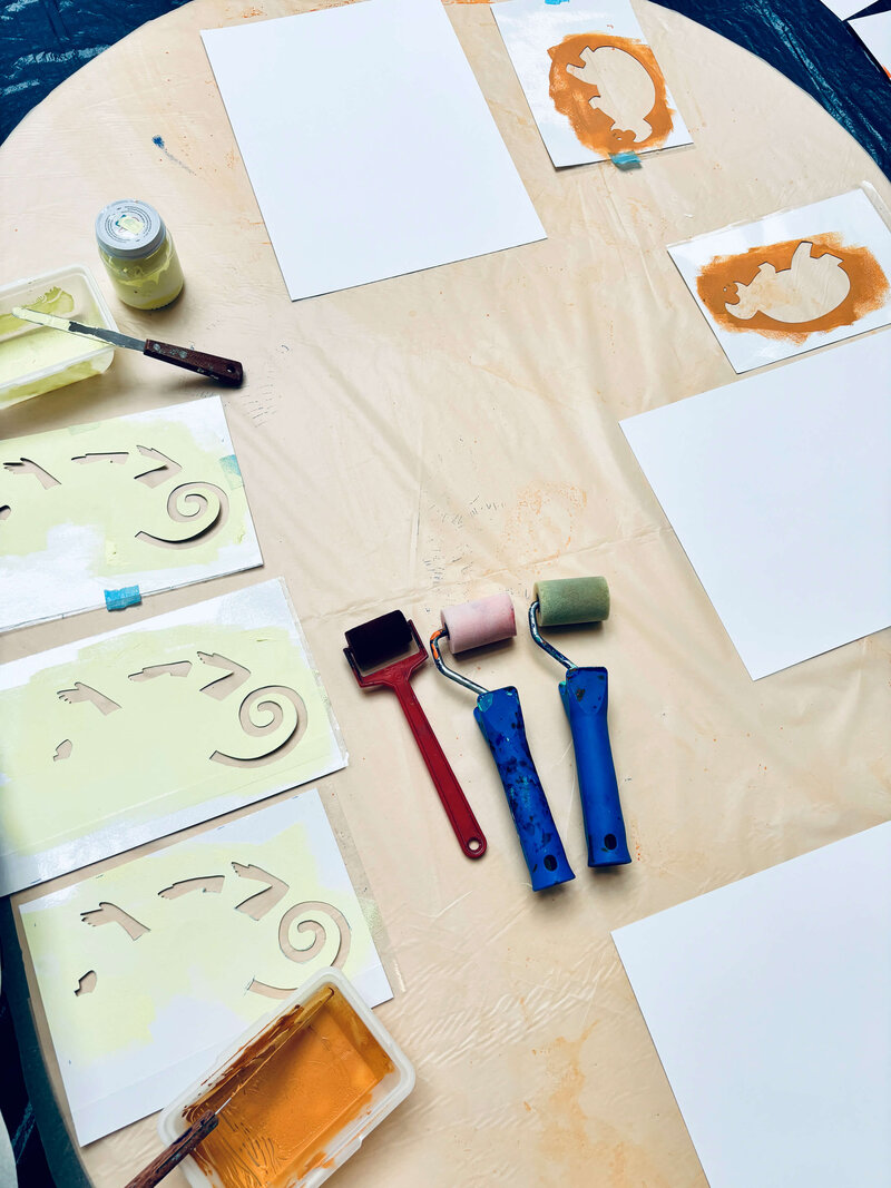 Lauranne-guyomard-intervenante-art-metière-petite-enfance-ecole-motif-nature-peinture-eveil-culturel-