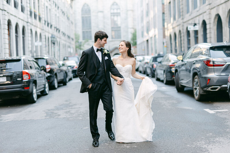 Les mariés sont heureux et marchent dans une rue du Vieux Montréal