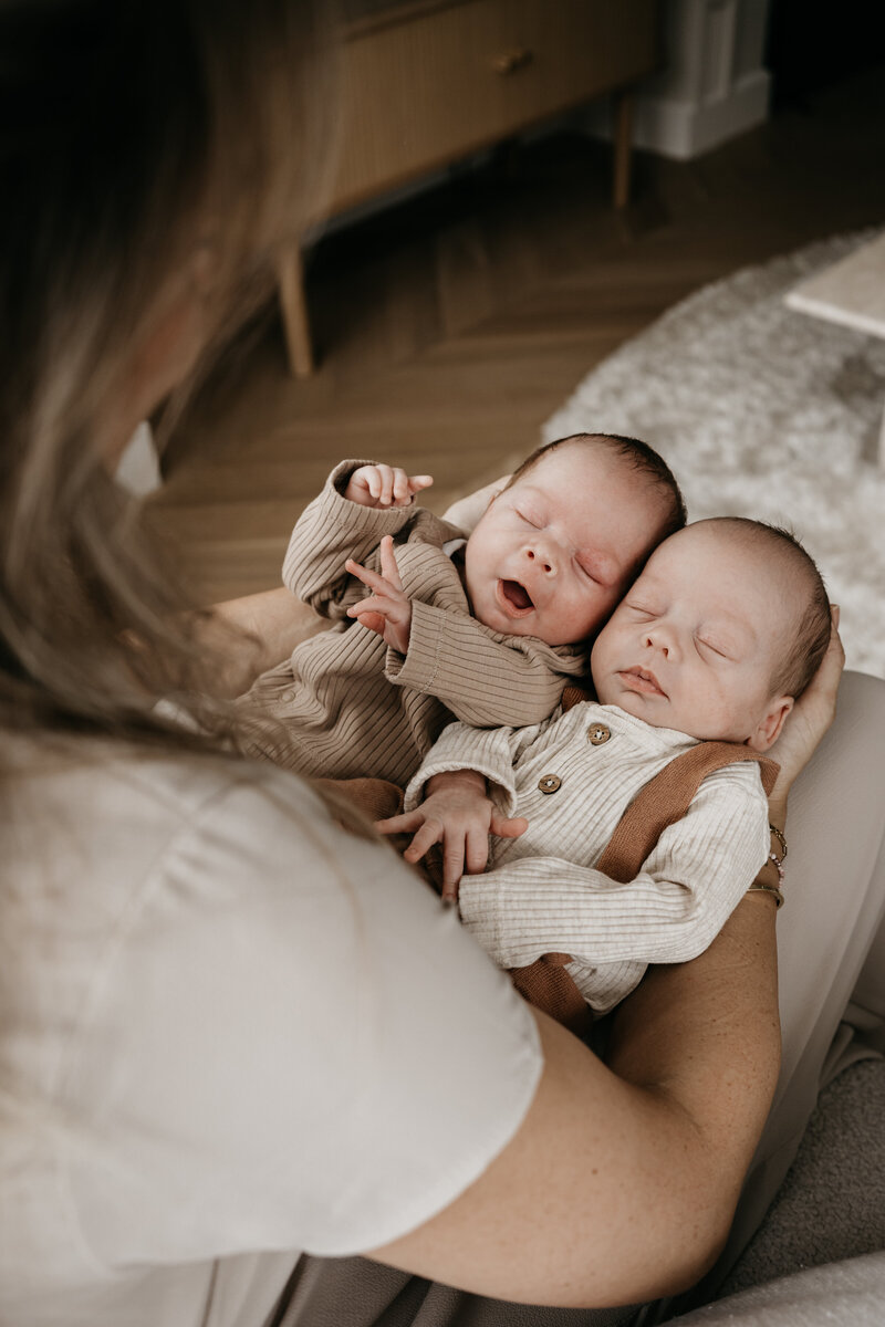 Tweeling tijdens newbornshoot in Utrecht