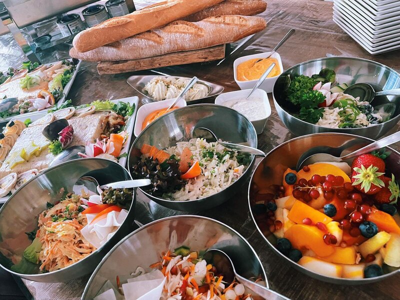 Buffetje met allerlei salades, warme en koude gerechten