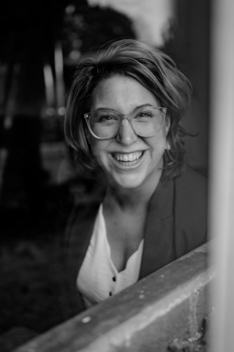 Sanne Creuels, gespecialiseerd in ongedwongen gezinsfotografie, voor de camera.