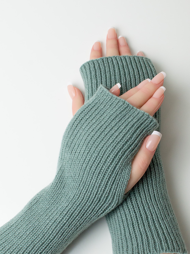 Seattle Mitts Cashmere Seaglass model