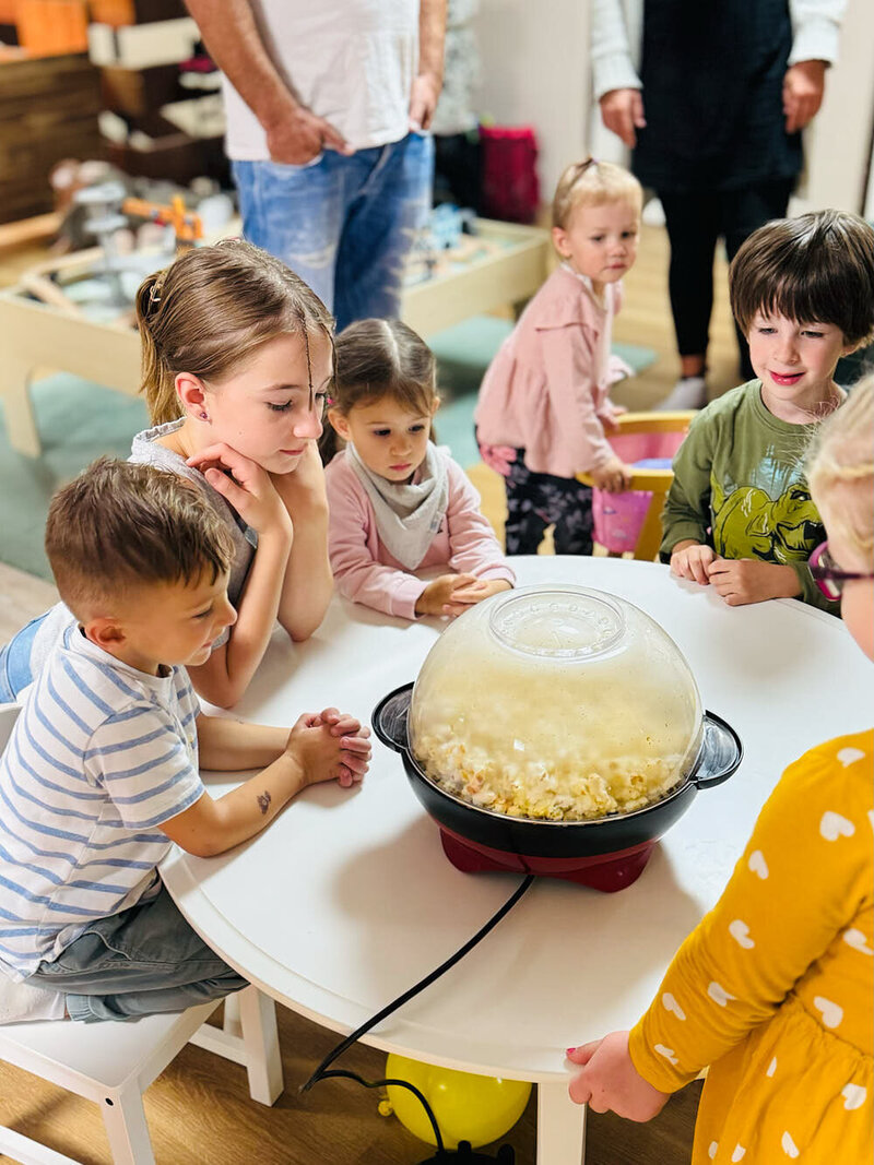 Kinder mit Popcornmaschine Geburtstag
