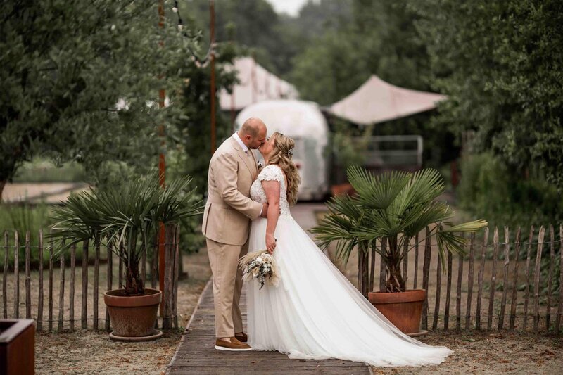 Portret zus en baby broertje witte kleren in zundert