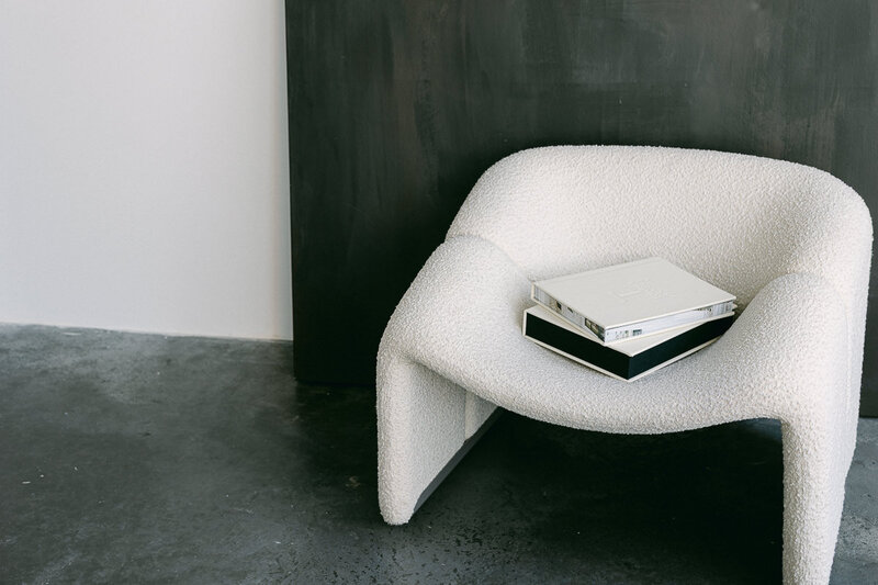 Album de mariage design sur mesure, présenté dans un décor minimaliste et contemporain.