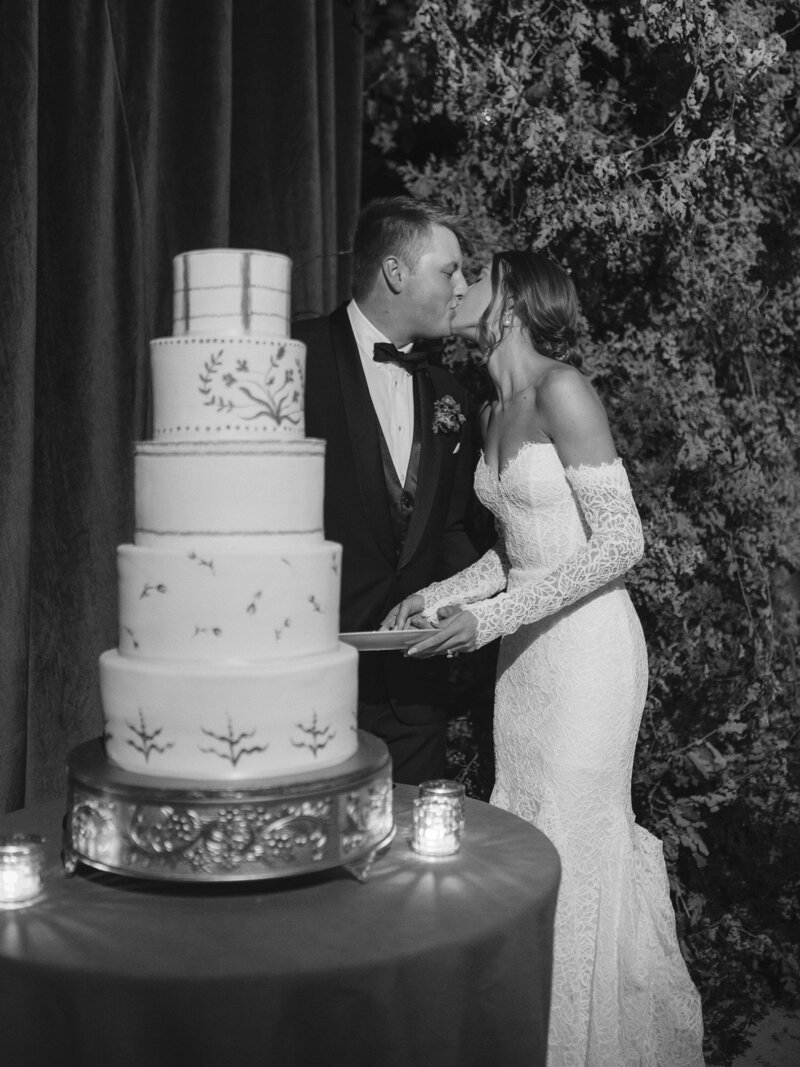 Autumn-Maximalist-Wedding-with-rich-tones-blue-velvet-draping-Ashley-Ludaescher-Photography-Vanessa-Noel-Events-0099