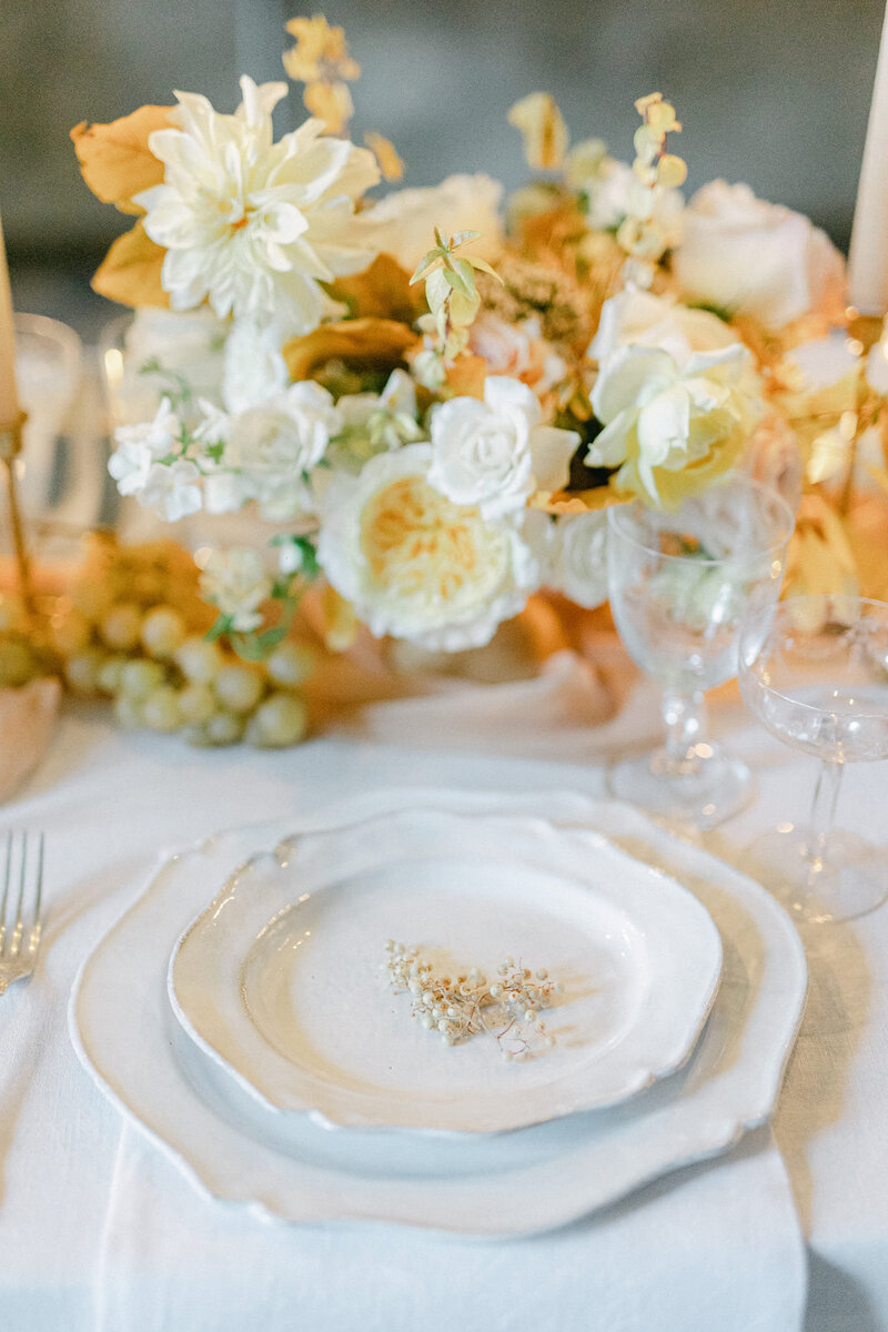 Composition-florale-table-mariage-haut-de-gamme-2