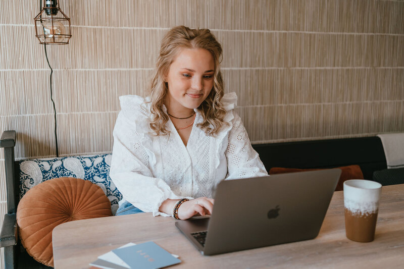 Marith bekijkt ontwerpen van trouwkaarten