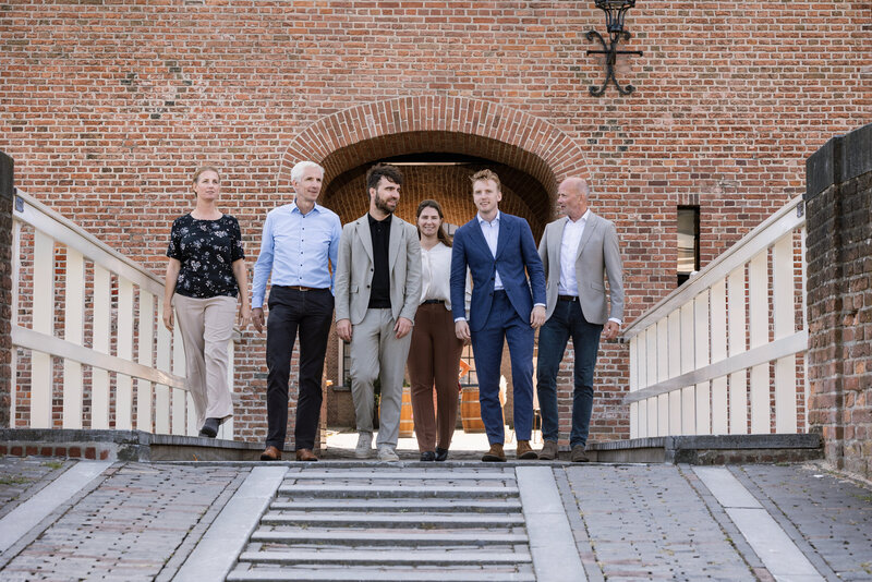 Medewerkers Bisnez op brug
