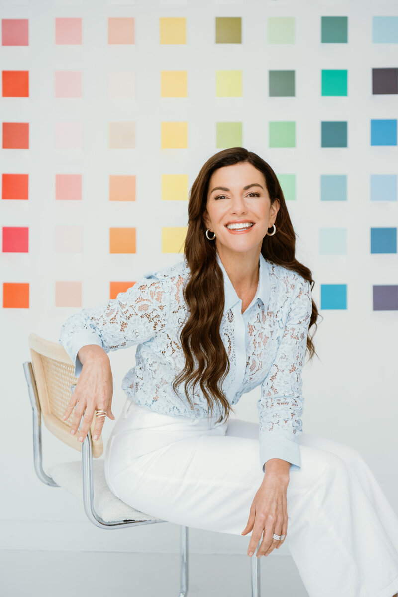Amy Porterfield Headshot with hand on hip - Online Marketing Expert
