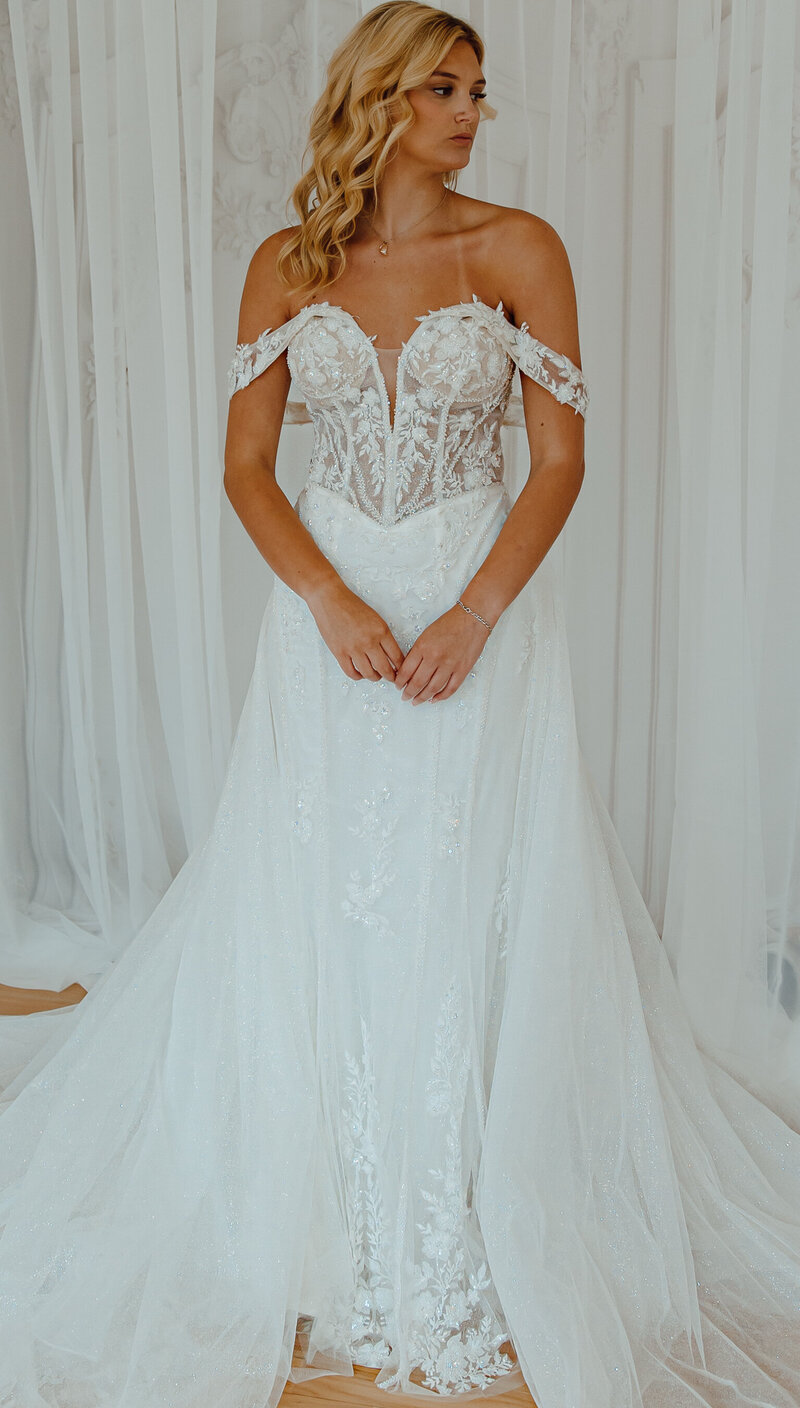 Haley w: overskirt full front 