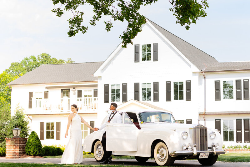 Maryland wedding photographer takes a photos at The Oaks in St. Michaels 