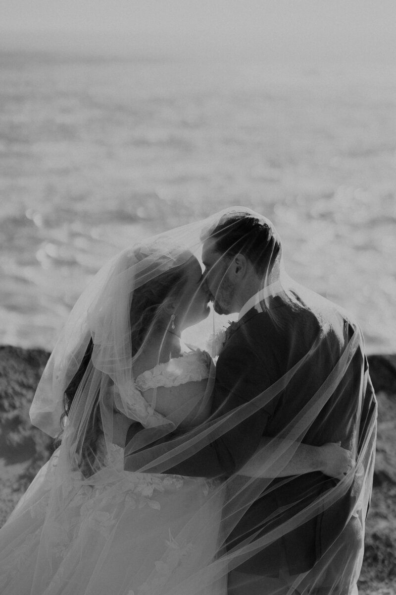 care free couple on their wedding day sharing a kiss at Thunder Point Warrnambool overlooking the ocean