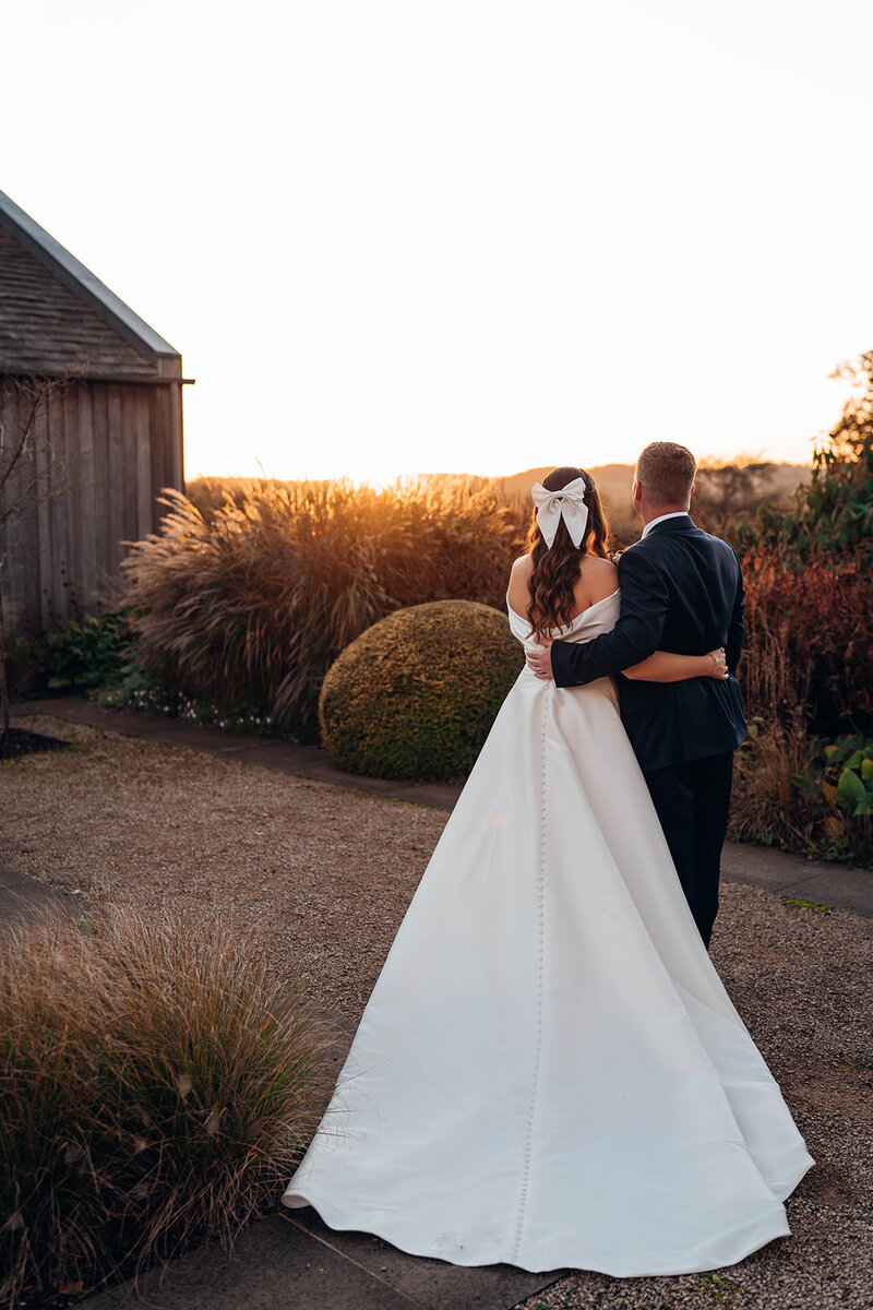 newly-wed-couples-portraits-with-hyde-house-as-backdrop
