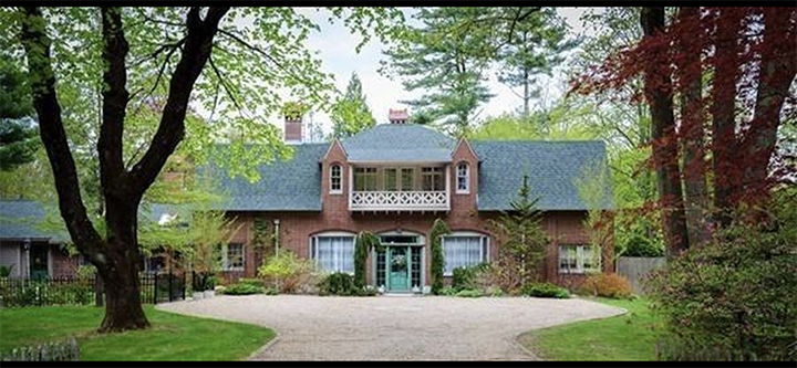 A picture of the South Shore, MA portrait photographer studio: a 1900s carriage house located in Marion, MA