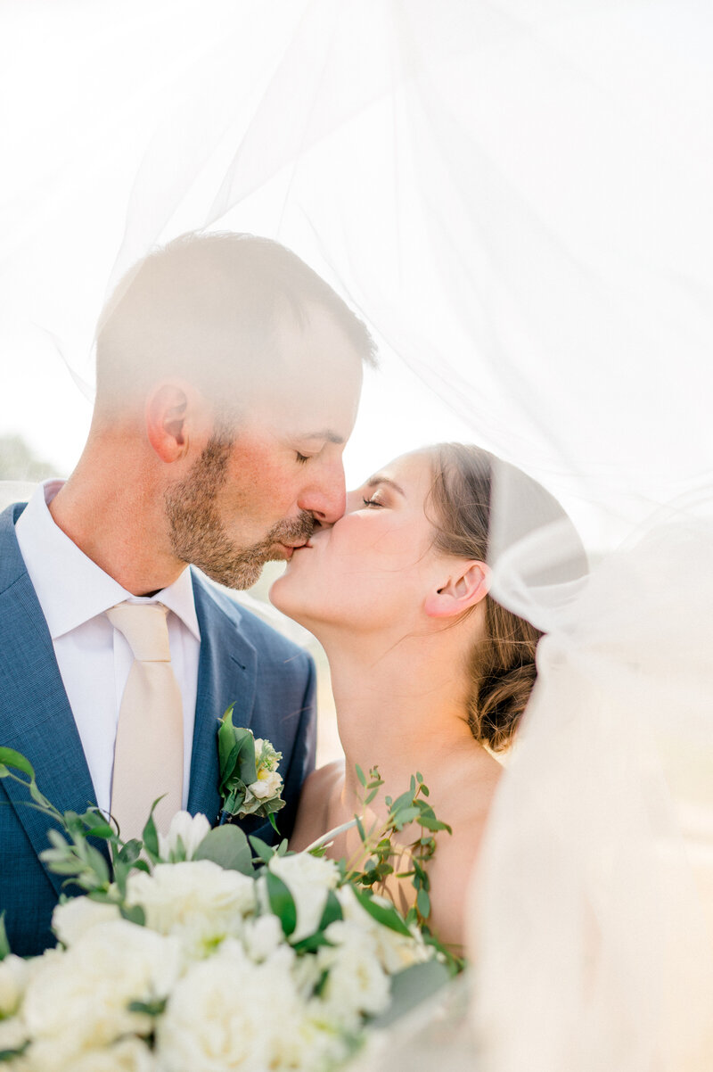 Connecticut wedding couple kissing