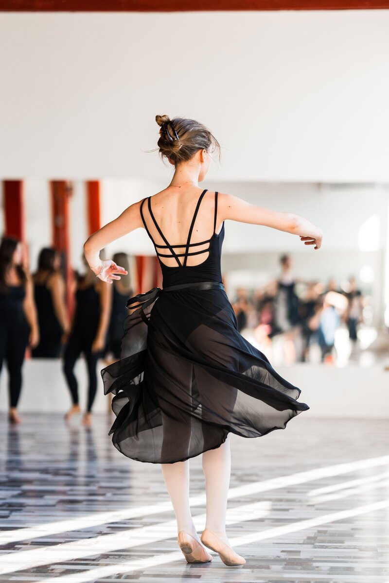 Danseuse de ballet dans un studio de danse