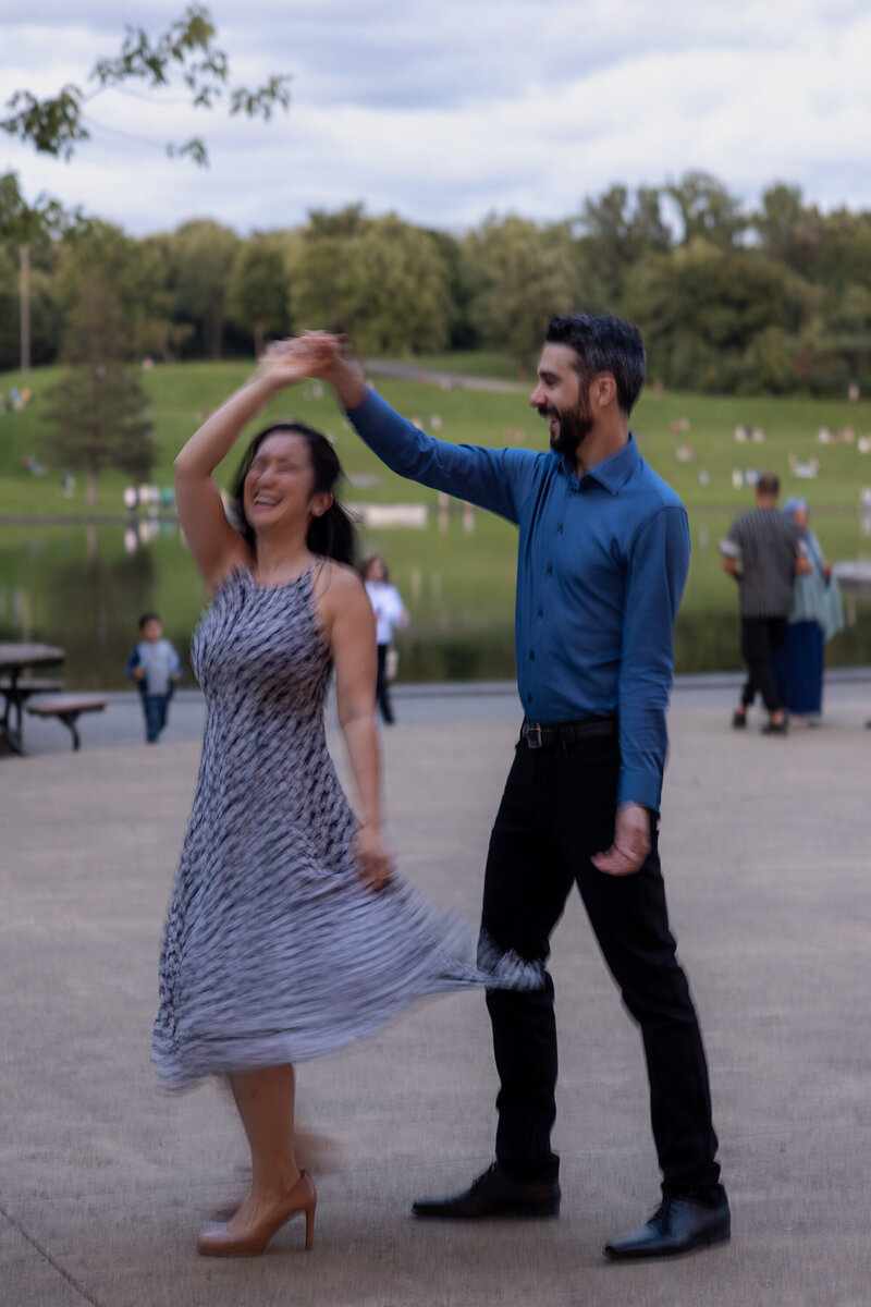 Moments heureux au Lac des Castors de Montréal - Photographe de fiançailles Montréal