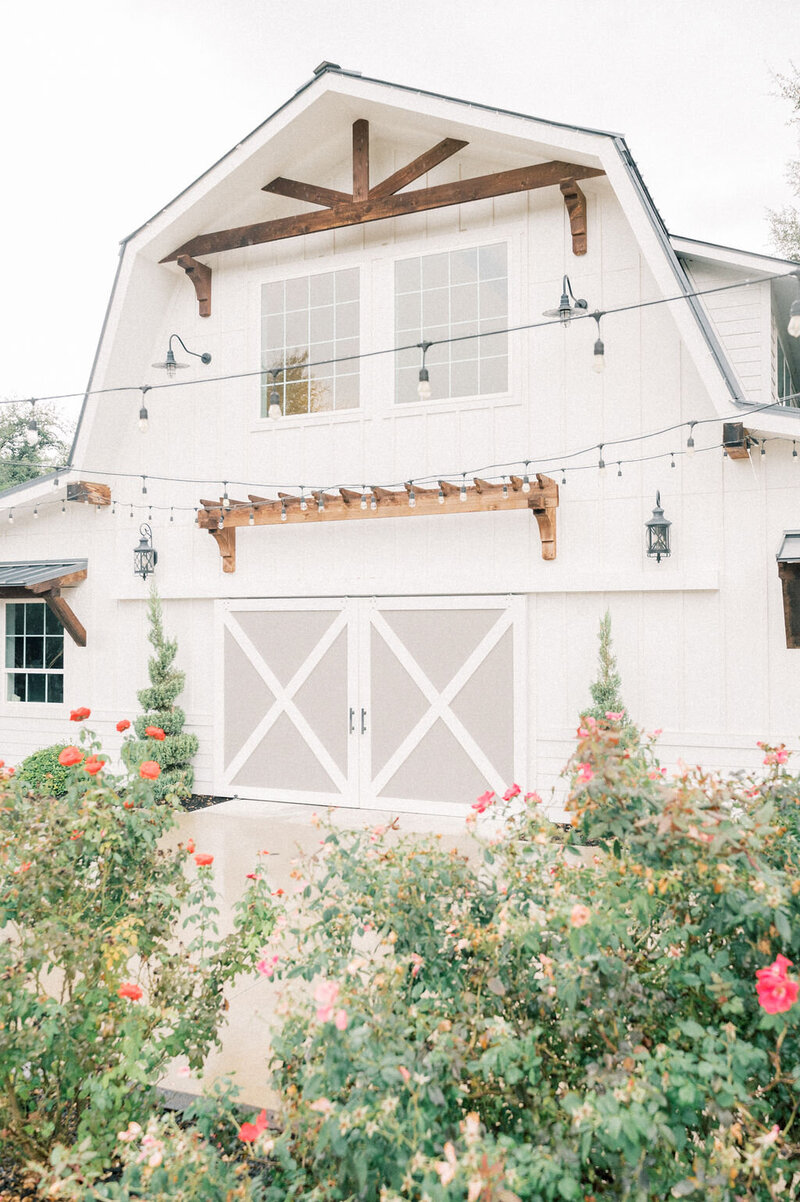 Fort Worth Wedding Photographer | DFW Photographer Rae De Lain Weddings Light and Airy | White barn house